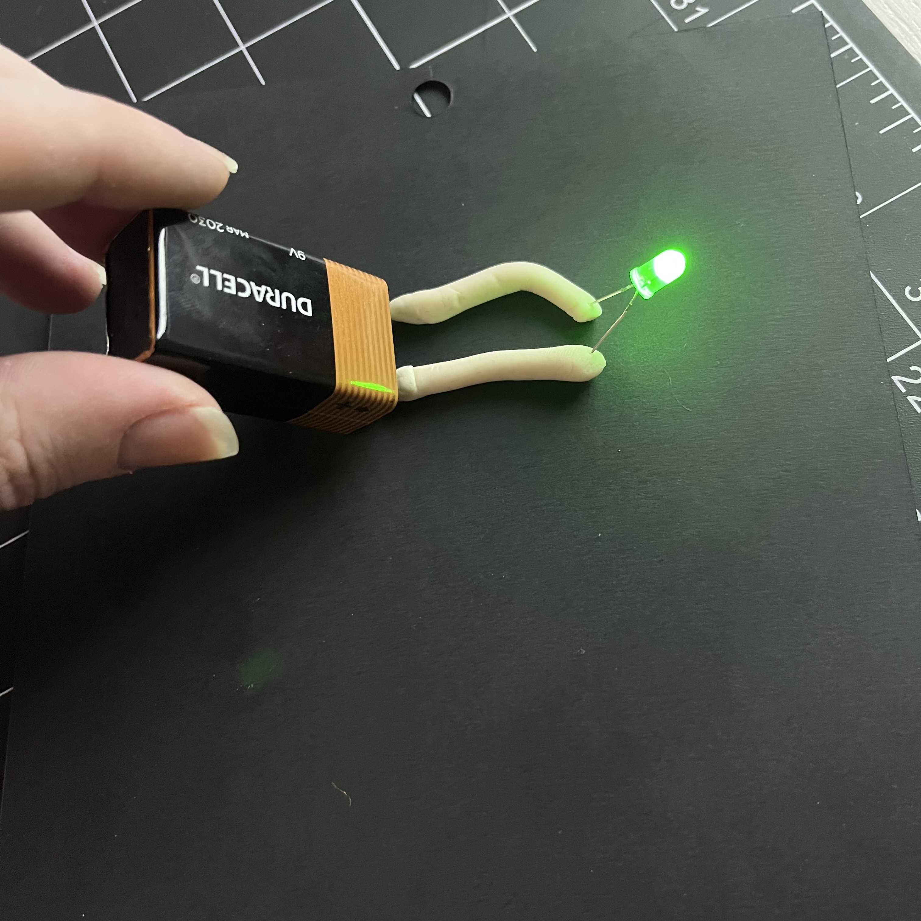 I tried again, this time with a 9V battery and it worked!